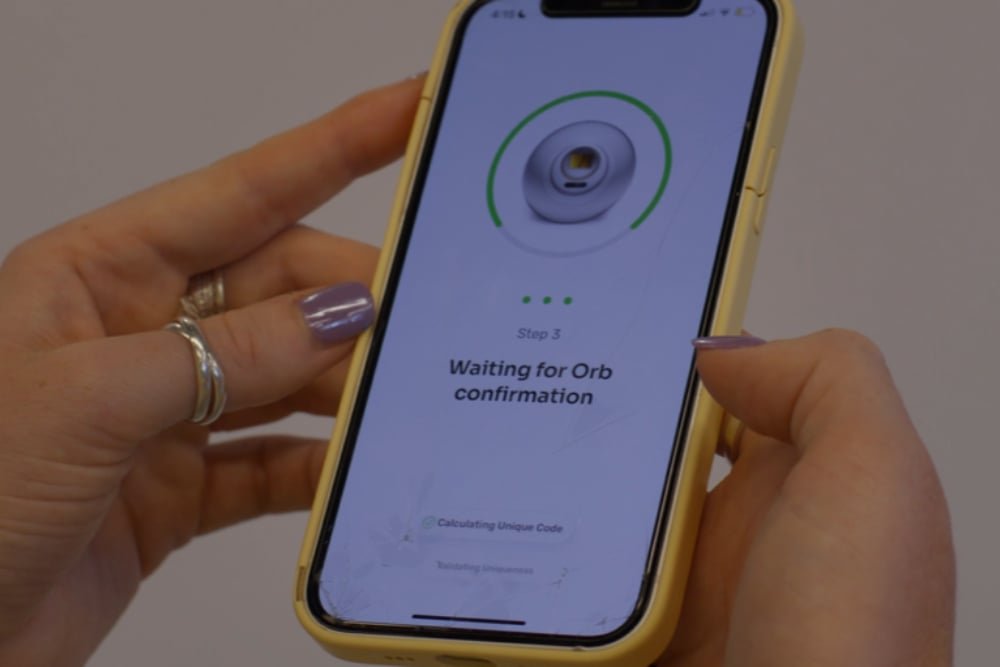 Apa itu World App? Aplikasi Inovatif untuk Memindai Retina Mata yang Ditawarkan Komdigi