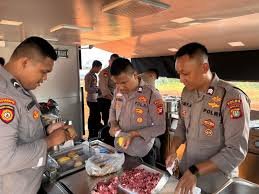 Ditsamapta Polda Metro Jaya Bangun Dapur Umum untuk Warga Evakuasi Kebakaran Kapuk Muara