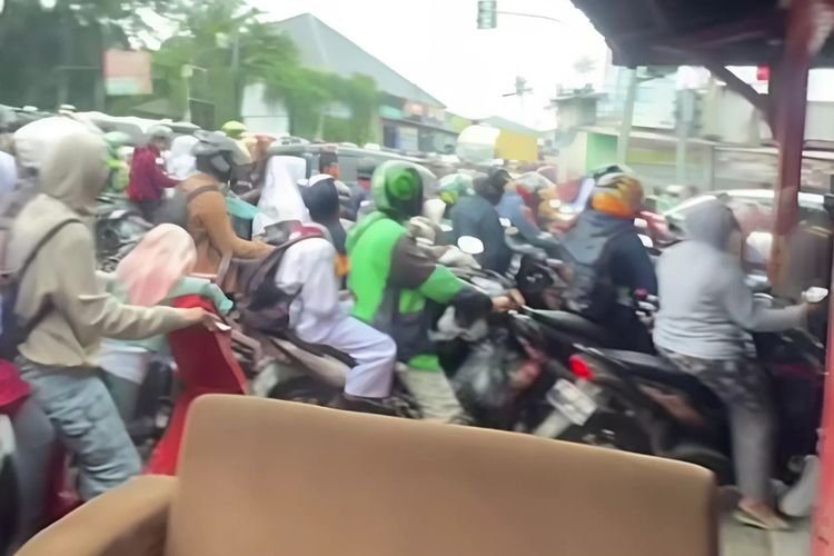 Viral! Hari Pertama Sekolah Bikin Bekasi Macet Total, Warga Keluhkan Kemacetan 1 Jam Lebih