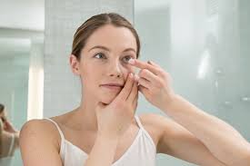 Jaga Kesehatan Mata: 5 Tips Perawatan Softlens yang Harus Diketahui